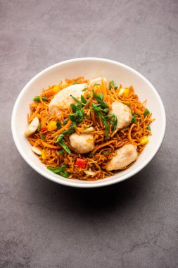 Kızarmış tavuk, Hindistan 'da popüler bir Çin yemeği ya da Çin yemeği tabağında servis edilen çubuklu bir yemektir.