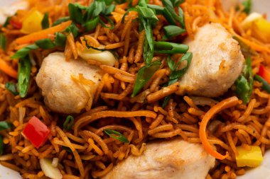 Kızarmış tavuk, Hindistan 'da popüler bir Çin yemeği ya da Çin yemeği tabağında servis edilen çubuklu bir yemektir.