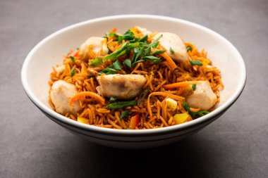 Kızarmış tavuk, Hindistan 'da popüler bir Çin yemeği ya da Çin yemeği tabağında servis edilen çubuklu bir yemektir.