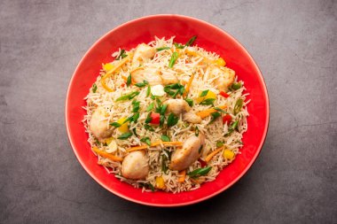 Kızarmış tavuk, Hindistan 'da popüler bir Çin yemeği ya da Çin yemeği tabağında servis edilen çubuklu bir yemektir.