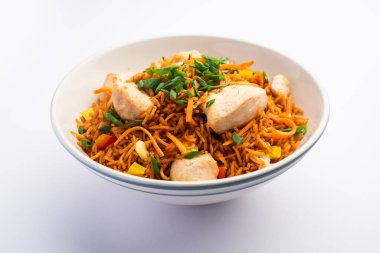 Kızarmış tavuk, Hindistan 'da popüler bir Çin yemeği ya da Çin yemeği tabağında servis edilen çubuklu bir yemektir.