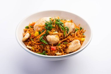 Kızarmış tavuk, Hindistan 'da popüler bir Çin yemeği ya da Çin yemeği tabağında servis edilen çubuklu bir yemektir.