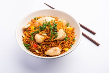 Kızarmış tavuk, Hindistan 'da popüler bir Çin yemeği ya da Çin yemeği tabağında servis edilen çubuklu bir yemektir.