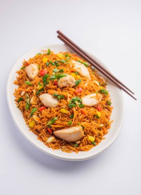 Kızarmış tavuk, Hindistan 'da popüler bir Çin yemeği ya da Çin yemeği tabağında servis edilen çubuklu bir yemektir.