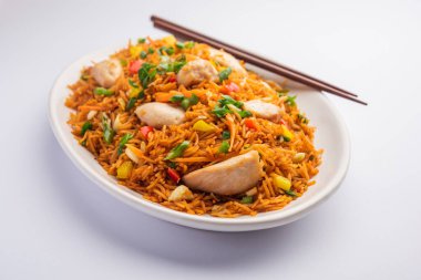 Kızarmış tavuk, Hindistan 'da popüler bir Çin yemeği ya da Çin yemeği tabağında servis edilen çubuklu bir yemektir.