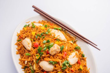 Kızarmış tavuk, Hindistan 'da popüler bir Çin yemeği ya da Çin yemeği tabağında servis edilen çubuklu bir yemektir.