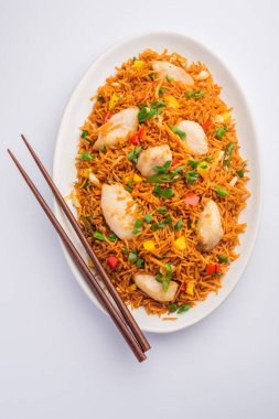 Kızarmış tavuk, Hindistan 'da popüler bir Çin yemeği ya da Çin yemeği tabağında servis edilen çubuklu bir yemektir.