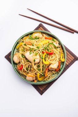 Tavuk Hakka eriştesi ya da Schezwan ya da Szechwan eriştesi yemek çubuklarıyla servis edilir. seçici odak