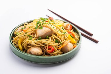 Tavuk Hakka eriştesi ya da Schezwan ya da Szechwan eriştesi yemek çubuklarıyla servis edilir. seçici odak