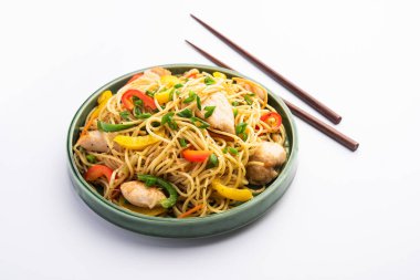 Tavuk Hakka eriştesi ya da Schezwan ya da Szechwan eriştesi yemek çubuklarıyla servis edilir. seçici odak