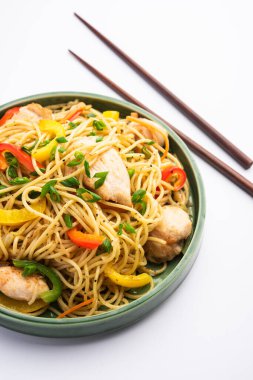 Tavuk Hakka eriştesi ya da Schezwan ya da Szechwan eriştesi yemek çubuklarıyla servis edilir. seçici odak