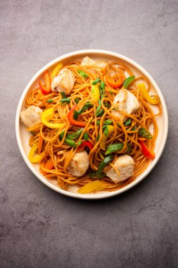 Tavuk Hakka eriştesi ya da Schezwan ya da Szechwan eriştesi yemek çubuklarıyla servis edilir. seçici odak