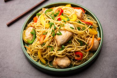 Tavuk Hakka eriştesi ya da Schezwan ya da Szechwan eriştesi yemek çubuklarıyla servis edilir. seçici odak