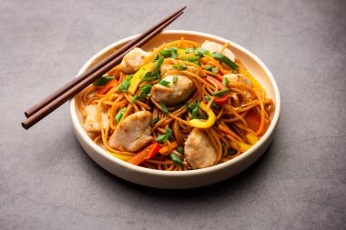 Tavuk Hakka eriştesi ya da Schezwan ya da Szechwan eriştesi yemek çubuklarıyla servis edilir. seçici odak