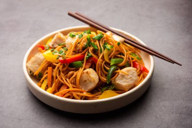 Tavuk Hakka eriştesi ya da Schezwan ya da Szechwan eriştesi yemek çubuklarıyla servis edilir. seçici odak