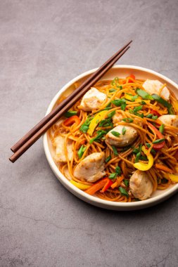 Tavuk Hakka eriştesi ya da Schezwan ya da Szechwan eriştesi yemek çubuklarıyla servis edilir. seçici odak