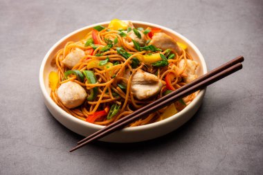 Tavuk Hakka eriştesi ya da Schezwan ya da Szechwan eriştesi yemek çubuklarıyla servis edilir. seçici odak