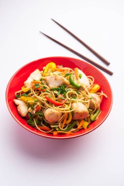 Tavuk Hakka eriştesi ya da Schezwan ya da Szechwan eriştesi yemek çubuklarıyla servis edilir. seçici odak