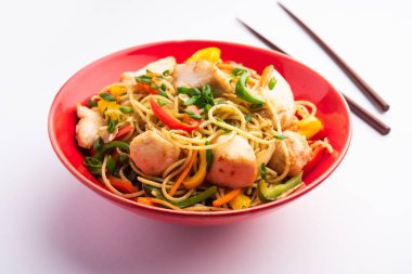 Tavuk Hakka eriştesi ya da Schezwan ya da Szechwan eriştesi yemek çubuklarıyla servis edilir. seçici odak