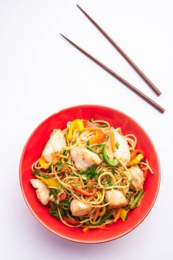 Tavuk Hakka eriştesi ya da Schezwan ya da Szechwan eriştesi yemek çubuklarıyla servis edilir. seçici odak