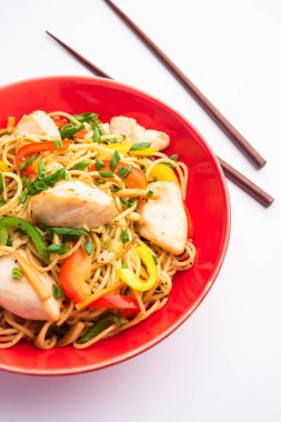 Tavuk Hakka eriştesi ya da Schezwan ya da Szechwan eriştesi yemek çubuklarıyla servis edilir. seçici odak