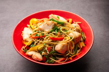 Tavuk Hakka eriştesi ya da Schezwan ya da Szechwan eriştesi yemek çubuklarıyla servis edilir. seçici odak