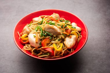 Tavuk Hakka eriştesi ya da Schezwan ya da Szechwan eriştesi yemek çubuklarıyla servis edilir. seçici odak