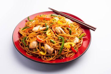 Tavuk Hakka eriştesi ya da Schezwan ya da Szechwan eriştesi yemek çubuklarıyla servis edilir. seçici odak