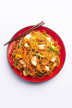 Tavuk Hakka eriştesi ya da Schezwan ya da Szechwan eriştesi yemek çubuklarıyla servis edilir. seçici odak