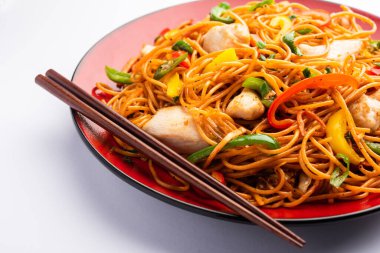 Tavuk Hakka eriştesi ya da Schezwan ya da Szechwan eriştesi yemek çubuklarıyla servis edilir. seçici odak