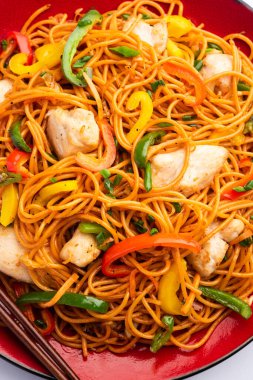 Tavuk Hakka eriştesi ya da Schezwan ya da Szechwan eriştesi yemek çubuklarıyla servis edilir. seçici odak