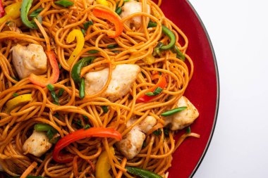 Tavuk Hakka eriştesi ya da Schezwan ya da Szechwan eriştesi yemek çubuklarıyla servis edilir. seçici odak