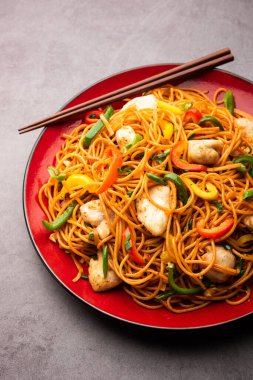 Tavuk Hakka eriştesi ya da Schezwan ya da Szechwan eriştesi yemek çubuklarıyla servis edilir. seçici odak