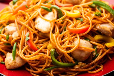 Tavuk Hakka eriştesi ya da Schezwan ya da Szechwan eriştesi yemek çubuklarıyla servis edilir. seçici odak