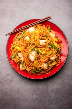 Tavuk Hakka eriştesi ya da Schezwan ya da Szechwan eriştesi yemek çubuklarıyla servis edilir. seçici odak