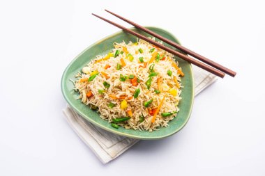 Schezwan Fried Rice Masala ya da szechuan pilavı, Çin mutfağında veya yemek çubuklarıyla servis edilen popüler bir Hint-Çin yemeğidir. seçici odak