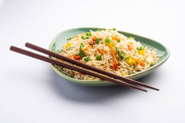 Schezwan Fried Rice Masala ya da szechuan pilavı, Çin mutfağında veya yemek çubuklarıyla servis edilen popüler bir Hint-Çin yemeğidir. seçici odak