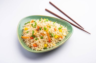 Schezwan Fried Rice Masala ya da szechuan pilavı, Çin mutfağında veya yemek çubuklarıyla servis edilen popüler bir Hint-Çin yemeğidir. seçici odak