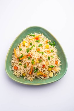 Schezwan Fried Rice Masala ya da szechuan pilavı, Çin mutfağında veya yemek çubuklarıyla servis edilen popüler bir Hint-Çin yemeğidir. seçici odak