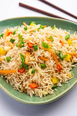 Schezwan Fried Rice Masala ya da szechuan pilavı, Çin mutfağında veya yemek çubuklarıyla servis edilen popüler bir Hint-Çin yemeğidir. seçici odak