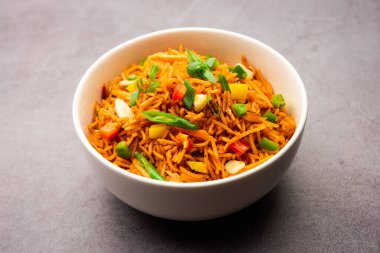 Schezwan Fried Rice Masala ya da szechuan pilavı, Çin mutfağında veya yemek çubuklarıyla servis edilen popüler bir Hint-Çin yemeğidir. seçici odak