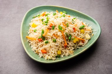 Schezwan Fried Rice Masala ya da szechuan pilavı, Çin mutfağında veya yemek çubuklarıyla servis edilen popüler bir Hint-Çin yemeğidir. seçici odak