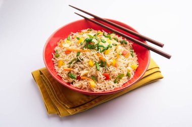 Schezwan Fried Rice Masala ya da szechuan pilavı, Çin mutfağında veya yemek çubuklarıyla servis edilen popüler bir Hint-Çin yemeğidir. seçici odak