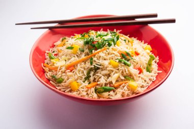 Schezwan Fried Rice Masala ya da szechuan pilavı, Çin mutfağında veya yemek çubuklarıyla servis edilen popüler bir Hint-Çin yemeğidir. seçici odak