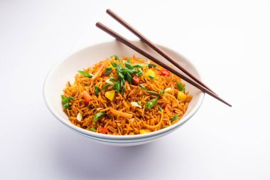 Schezwan Fried Rice Masala ya da szechuan pilavı, Çin mutfağında veya yemek çubuklarıyla servis edilen popüler bir Hint-Çin yemeğidir. seçici odak