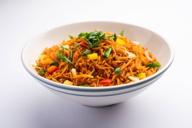 Schezwan Fried Rice Masala ya da szechuan pilavı, Çin mutfağında veya yemek çubuklarıyla servis edilen popüler bir Hint-Çin yemeğidir. seçici odak