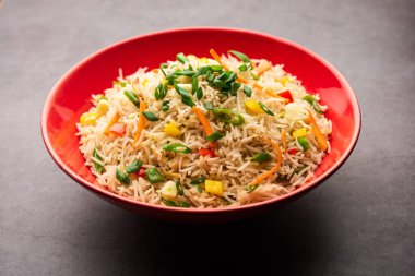 Schezwan Fried Rice Masala ya da szechuan pilavı, Çin mutfağında veya yemek çubuklarıyla servis edilen popüler bir Hint-Çin yemeğidir. seçici odak