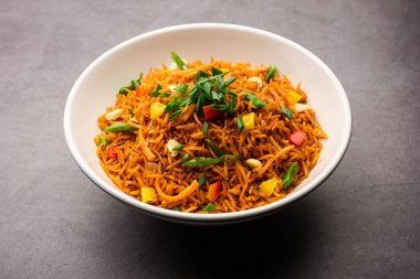 Schezwan Fried Rice Masala ya da szechuan pilavı, Çin mutfağında veya yemek çubuklarıyla servis edilen popüler bir Hint-Çin yemeğidir. seçici odak