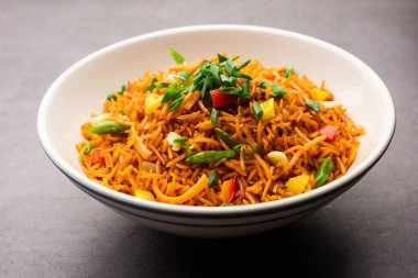 Schezwan Fried Rice Masala ya da szechuan pilavı, Çin mutfağında veya yemek çubuklarıyla servis edilen popüler bir Hint-Çin yemeğidir. seçici odak