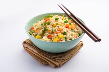 Schezwan Fried Rice Masala ya da szechuan pilavı, Çin mutfağında veya yemek çubuklarıyla servis edilen popüler bir Hint-Çin yemeğidir. seçici odak